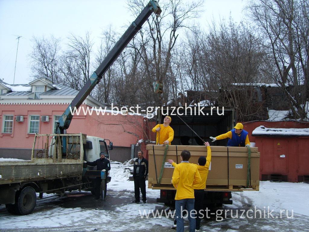 Цепляем плоттер к манипулятору с помощью сторп. В этом процессе важно правильно перераспределить нагрузку, веса, чтобы вес был сбалансирован и опоры для сцепления не сорвались под весом оборудования. Цепляем плоттер к манипулятору с помощью сторп. В этом процессе важно правильно перераспределить нагрузку, веса, чтобы вес был сбалансирован и опоры для сцепления не сорвались под весом оборудования.
