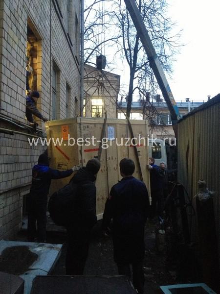 Пока манипулятор делает свои точные действия, грузчики удерживают груз от раскачивания, дабы не повредить стены и короба. Пока манипулятор делает свои точные действия, грузчики удерживают груз от раскачивания, дабы не повредить стены и короба.