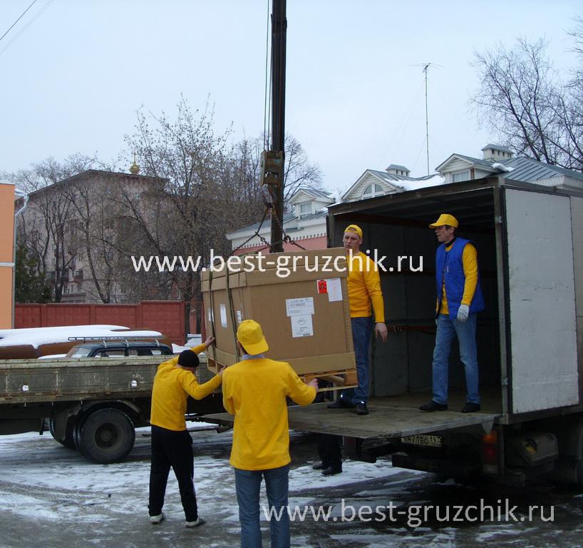 Придерживаем оборудование, чтобы подстраховать и направить для безопасного снятия плоттера с грузовика. Тут важно, чтобы плоттер не начал закручиваться и принял правильное направление движение. В этом процессе также важно соблюдать технику безопасности. Придерживаем оборудование, чтобы подстраховать и направить для безопасного снятия плоттера с грузовика. Тут важно, чтобы плоттер не начал закручиваться и принял правильное направление движение. В этом процессе также важно соблюдать технику безопасности.