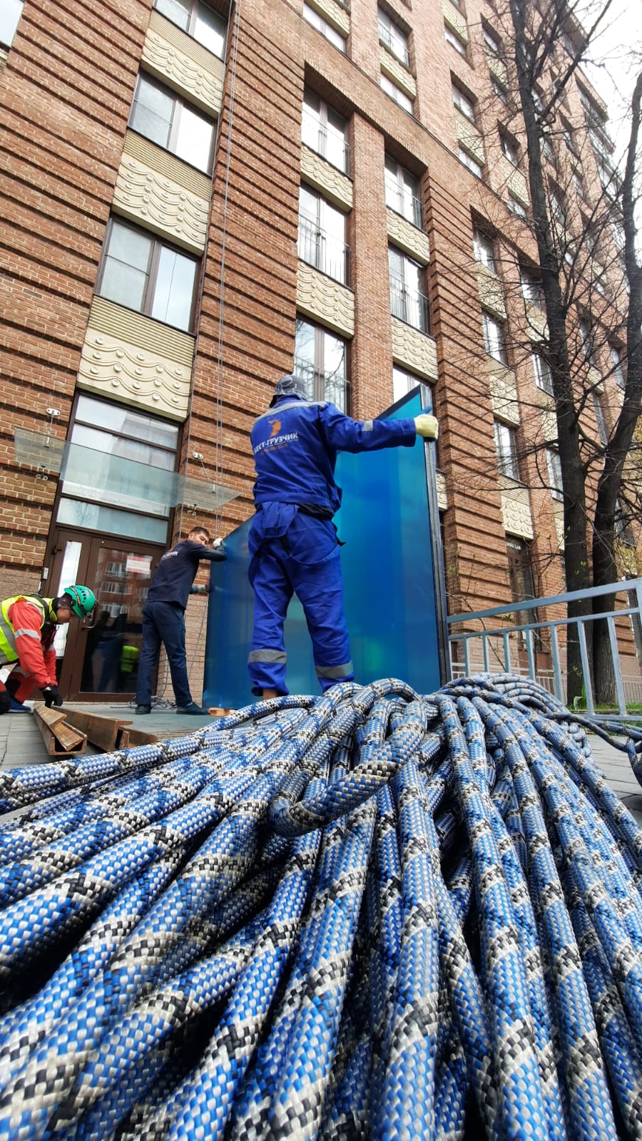 Фотоотчет - подъем стеклопакета Бест-грузчиками 28.04.2022 Фотоотчет - подъем стеклопакета Бест-грузчиками 28.04.2022