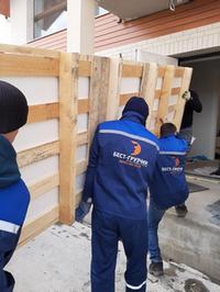 Разгрузка каменных плит с грузчиками Разгрузка каменных плит с грузчиками