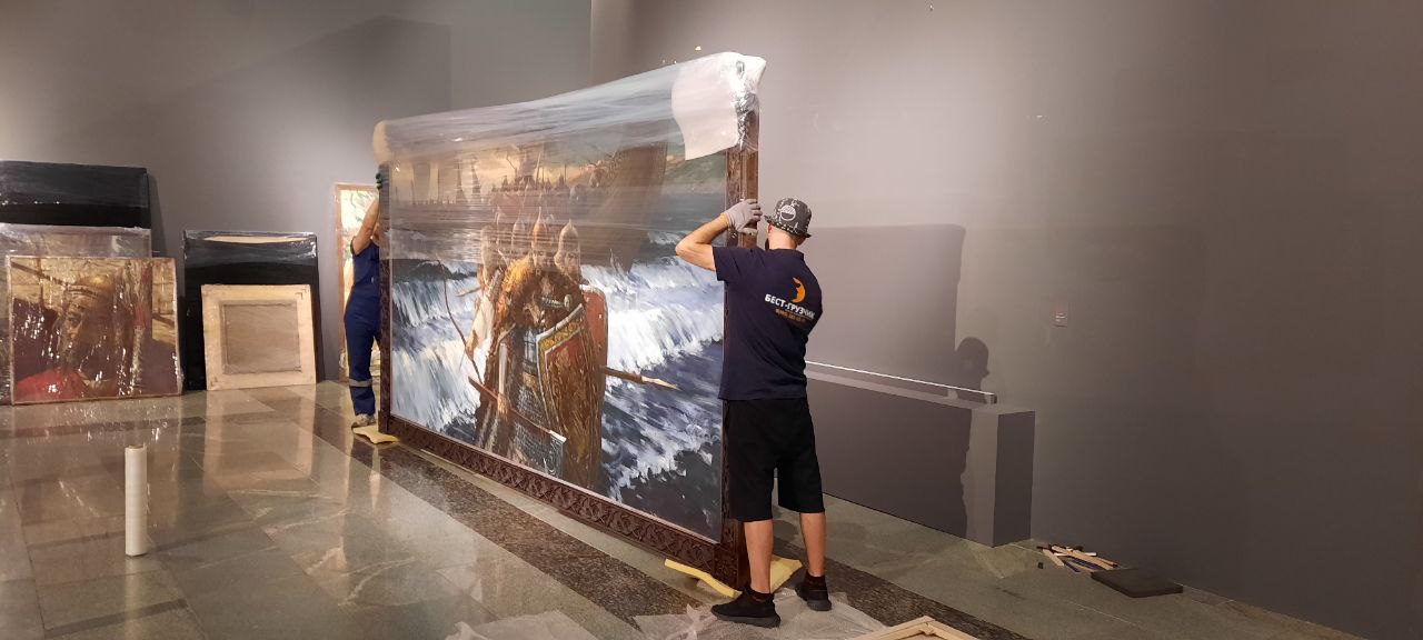 Грузчики на выставке в музее победы