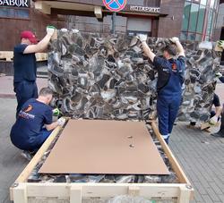 Подъем керамогранита грузчиками