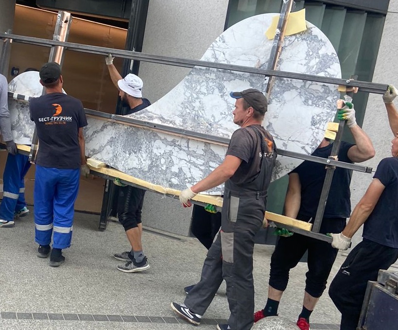 Поднимаем столешницу по лестнице