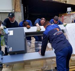 Переноска станка грузчиками