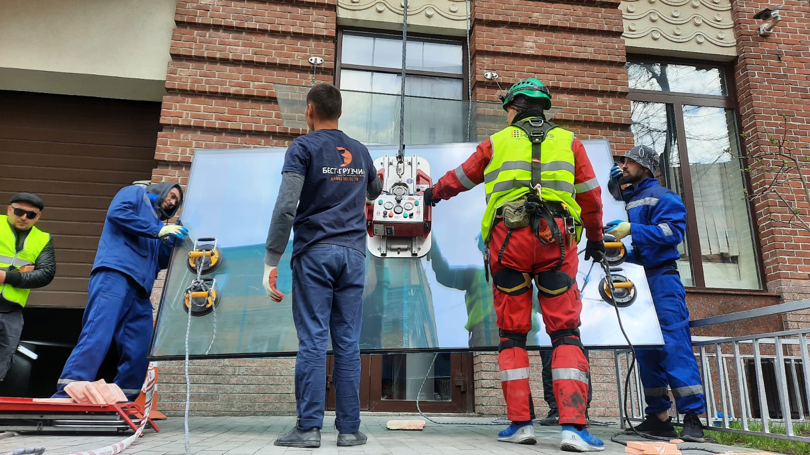 Подъем стеклопакета с грузчиками